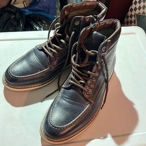 Men’s Blue Leather boots with side zipper.